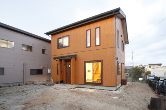 オレンジ色が鮮やかな自然素材の住宅 豊橋市 東岩田の家 前編 根上建築 設計士とつくる 三河の暮らしを豊かにする木の家
